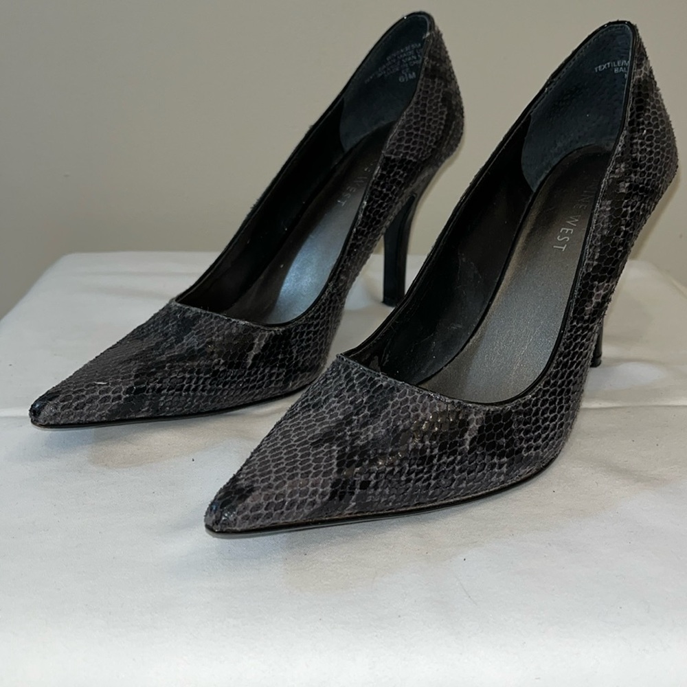 Nine West Pointy Toe Pump / Snake-Like Look In Black and Gray / Size 6.5